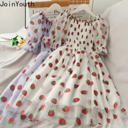 Dołącz do sukienki Summer Sukienki Strawberry Sukienki Koreańska cekinowa gaza schotos slash szyi marszek szata mody 240425