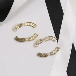 Orecchini per borchie di marca designer in oro vivo spazzolato quadrato asimmetrico strass a doppia lettera per le lettere orecchini per la festa di matrimonio femminile gioielli