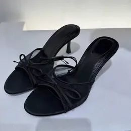 Отсуть обувь черная сетчатая сетка низкие каблуки.