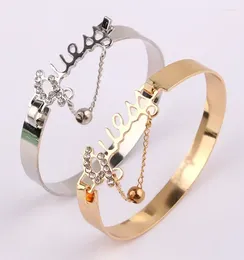 Bangle Design Gold Color Women's Metal Armband Letter Alloy Band Crystal Pendant Säljer smycken Fashion Jewelys Drop Drop