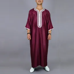 2024 Summer Arabic Robe Medium Long Sleeve broderat rött paket 2024 Middle Eastern Men's Muslim Robe 240509