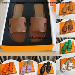 H skor låga designer sandaler klackar för kvinnors tofflor damer svart vit brun orange läder lägenheter sandal berömda sandalier lyx mules sommar claquettes qjzu