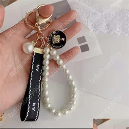 Keychain Designer Luxury Bag Charm Fashion Trend Car Keyring Flower Pearl High Quality Giveaway Gift Drop Delivery Dh4Ws