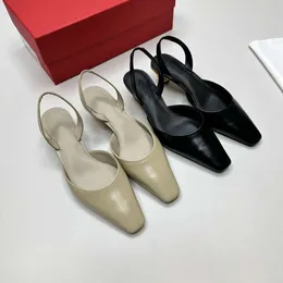 Dongguan produkuje wysokiej jakości 24 nowe style małego pachnącego kwadratowego metalowego obcasów z sandałami, modnym i wszechstronnym