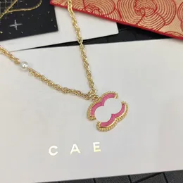 La collana in oro 18K di lusso designer di design del marchio in oro progetta collane di lusso per donne carismatiche con piccoli gioielli di alta qualità intarsiati nella scatola della collana