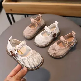 Sandálias 2024 verão bebê menina garotos de malha recortes Sapatos de princesa solteiro Anti-Slip Slip Blindable Flat H240504