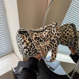 Axelväskor högkvalitativa kvinnors dragkedja leopard mönster trendiga handväskor mångsidiga casual pendling bolsas femininas