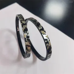 Bangle as marcas requintadas e simples combinam