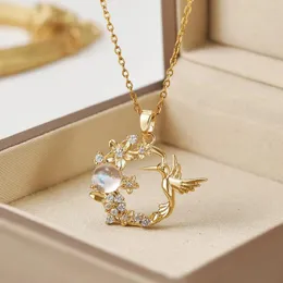 Pendant Necklaces Exquisite Light Luxury Style Hummingbird Flower Bush Round Necklace Is The First Choice Gift For Family And Friends