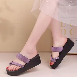 Lässige Schuhe 2024 Sommersandalen für Frauen Bling flacher Strassstrandschuppen Mode Femmes Sandales