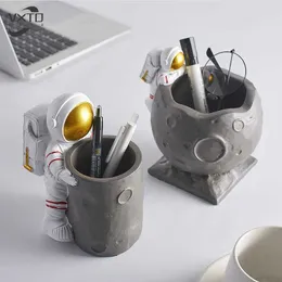 Objetos decorativos Figuras do astronauta Cosmonaut Art Shape Pen Holder Figuras da mesa Figuras Decoração interior Presente do escritório em casa T240505