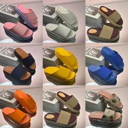 منصة Sandals المصممة الشهيرة منصة Men and Women's Shoes Rubber Shice Seal Slide Show الموضة سهلة ارتداء الصنادل والنعال الكلاسيكية 35-44