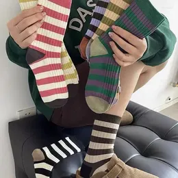 Kadınlar SOCKS 1 Çift Kadın Retro Çizgili Minimalist Stil Spor Moda Pamuk Pamuk Pamuk Nefes Alabilir Kore Çorapları Japon Socken