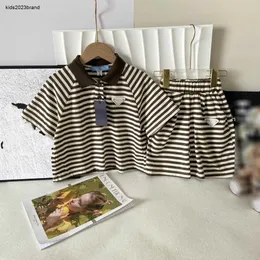 Neue Baby-Tracksuits Sommer Jungen zweiteilige Set Größe 90-140 cm Kinder Designer-Kleidung Kontraststreifen Design Polo-Hemd und Shorts 24APRIL