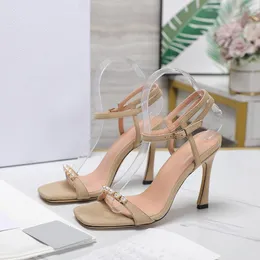 2024 패션 여성의 원 스트랩 하이힐 샌들 신발 절묘한 편안한 끈으로 묶인 여자 편지 하이힐 가죽 가죽 35-42 크기