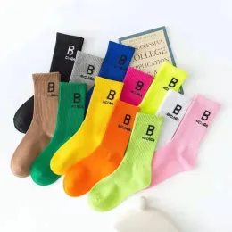 Дизайнерские мужские женские носки 8 цветов BB Sports Four Seasons Pritert Print Brand Cotte Mens Mens Mens Mid Socks