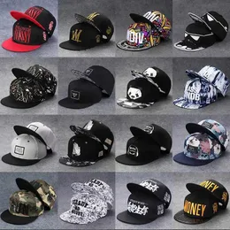 Шляпы с шариками хип-хоп можно носить во всех сезонах мужские кепки с плоскими коленями играют в прохладную кепку на улицах женская открытая прогулка для солнца T240429