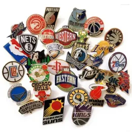 Brosches Creative Fashion Basketball Jersey Shape Brosch Unisex Sports Pin For Cap Sportswear Ball Ball Jacket Badge Jewelry Accessories