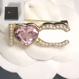 Broşes Pimler Tasarımcı Broş Kristal İnci Marka Vogue Kadınlar Altın Gümüş Broşlar Takım Pin Düğün Partisi Elbise Jewerlry Aksesuarlar Hediyeler Kutu
