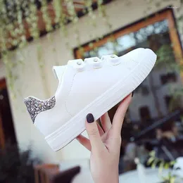 أحذية الجري 2024 Hookloop White Women Sneakers سيدات أنثى Pu Leather Flat Plad Wild Sports Woman