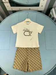 새로운 베이비 트랙 슈트 어린이 디자이너 옷 크기 100-150 cm 여름 라운드 넥 소년 티셔츠와 로고 풀 프린트 디자인 반바지 24APRIL