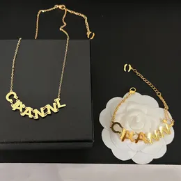 Designer -Buchstaben Armband Anhänger Halsketten Marke Schmuck Halshalskette Armreifen 18K Gold plattiert Edelstahl Halshöhe Fashion Womens Accessoires Geschenke