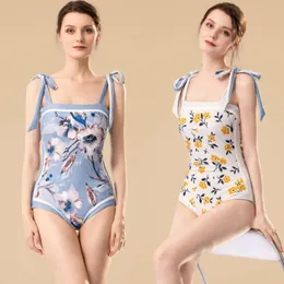 Swimwear per donne 2024 francese bidimensionate francese in un costume da bagno stampato con la pancia sottile costume da bagno estate da bagno