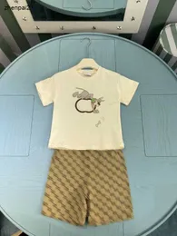 럭셔리 베이비 트랙 슈트 어린이 디자이너 옷 크기 100-150 cm 여름 라운드 넥 보이즈 티셔츠와 로고 풀 프린트 디자인 반바지 24APRIL