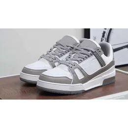 Louisvutton Ayakkabı Kirk Geiger Tasarımcısı Düz ​​Sneaker Trainer Kabartmalı Günlük Ayakkabı Kuyruklu Ayakkabı Deri Beyaz Yeşil Redblue Mit Moda Erkek Kadınlar 982