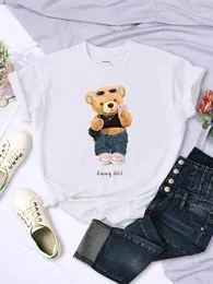 Women's T-Shirt Street Teddy Bear Selfie Swinging Girl Funny Print T-shirt Female Personality Hip Hop Short Sleeve Summer Breathable T-shirtL2405