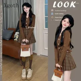 Arbeitskleider Frauen 2024 Koreanische Version von College-Style-Strick-Strickjacke Vintage Plaid Rock Zweiteiler Jupe et Haut Ensenble Femme