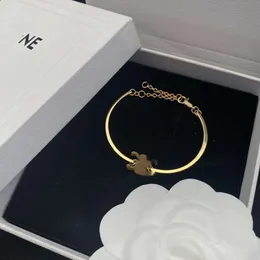 Pulseira de charme de designers de jóias para o cinturão da moda feminina C Bracelets de ouro clássico Simpie estilo pingente 2304144pe aa