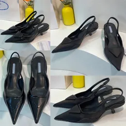 Designer apontado com sapatos de calcanhar alto sandálias P Triângulo Marca pontiaguda Sandálias da primavera Vermum Sandálias de salto de gato de gato de alta qualidade de gato de alta qualidade, preto