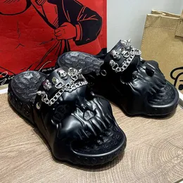 Slippers Mens Summer Ins Sandals تصميم متخصصة في الهواء الطلق سميك أحذية غير رسمية الأزواج المضادة للانزلاق Eva Slippers Punk Skull Head Beach Shoes 240506