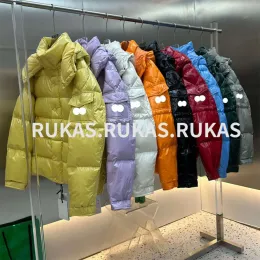 Parkas Women's Down Coat Short Down Coat Thick Winter Coat 70 -årsjubileum Design Varm huva Arms Badge Print Jacket Windproof Coat Asi