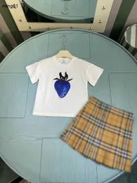 Varumärkesflickor klänning passar baby spårdräkter sommar barn designer kläder storlek 100-160 cm blå jordgubbsmönster tryck t-shirt och kjol 24 april