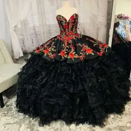 Broderi svart quinceanera röda och klänningar älskling halsringning rufsar tiered kjol skräddarsydd söt 16 fest prom boll klänning vestidos