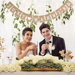 バナーの旗と結婚したジュートバンティングバナーヴィンテージバーラップフラグは、結婚式の装飾のためのブライダルシャワーバチェロレットパーティー写真小道具