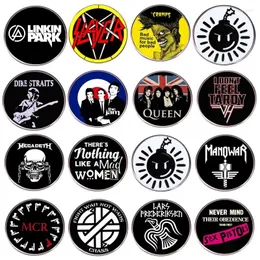 Broscher olika hiphop rockband metall emalj stift musik logotyp lapel brosch hoodie ryggsäck hatt badge dekorativa tillbehör fans gåvor