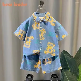 Kläderuppsättningar Bear Leader Summer Boys Casual 2-6 år gammal tryckt kortärmad skjorta Shorts Trendy Two Piece Set