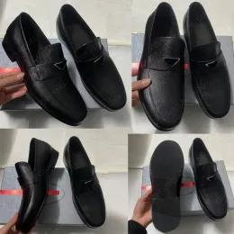 Ayakkabılar Saffiano Deri Loafers Siyah erkekler için emaye metal üçgen logo