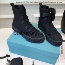 Pradshoes Black Wheel Prades Men Sneakers Canvas مع حقيبة من الدانتيل عالية أعلى 260 أحذية القتال rennylon Boots Women Platform Vxbch