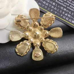 Toptan Kadın Broş Pin Broşlar Çift Hediye Takı Kristal İnci Desinger Vintage 18K Altın Kaplama Pimler Sevgililer Düğün Elbise Aksesuarları Hediye Kutu