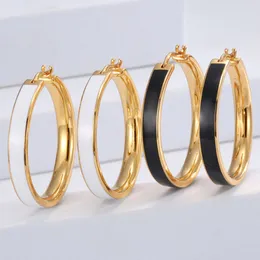 كلاسيكيات أقراط Huggie Big Hoops المجوهرات المعدنية للنساء