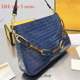 Fendidesigner Bag 2024女性バッグデザイナー女性豪華な脇の下のオロックスイングバッグ特許革レトロレトロスタイル金属ハンドバッグ8624