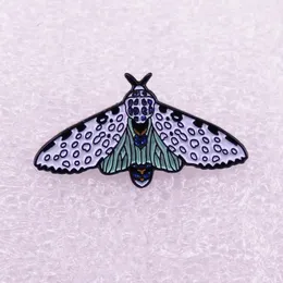 Leopard Moth Brosche schöne Insektenabzeichen süße Anime -Filme Spiele Harte Emaille Pins Sammeln Sie Metal Cartoon Brosche Brosche