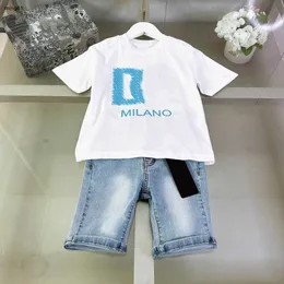 Varumärke Baby Tracksuits Summer Boys Jeans Set Kids Designer Kläder STORLEK 100-150 CM LOGO Tryckt T-shirt och denimshorts 24 April