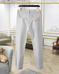 Designer di jeans maschile 2023 Ultimo elenco elenco jeans skinny maschi triangolo etichetta lettere di lettere floreali pantaloni denim maschile designer hip hop bianco dimensione 29-40 rxah