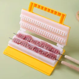 ملحقات جديدة مزدوجة الصف BBQ Meat Skewer Machine متعددة الوظائف قابلة لإعادة الاستخدام من البلاستيك شواء Skewer Maker Kebab Tool Accessories Camping Camping