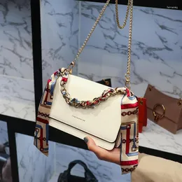 Axelväskor 2024 Fashion Messenger Bag Silk Scarf Chain Famous Design Högkvalitativ kvinnlig handväska och handväskor SAC En huvudsaklig